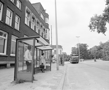 882364 Afbeelding van een abri bij de halte voor stadsbussen op de Wittevrouwensingel tegenover de Stadsschouwburg te ...